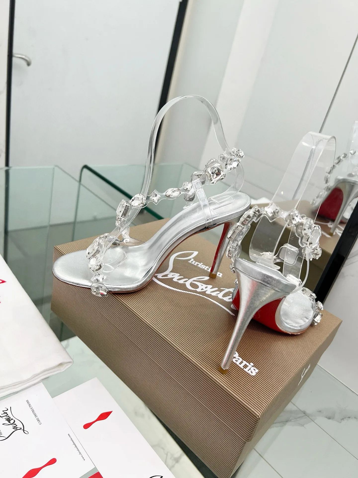 👟👟Ex-factory price 600👟👟 ChristianLouboutin/Lu Boting CL red-soled shoes 🔥4050 New spring and summer series debut, creative and bold shoe design shows avant-garde attitude and refreshes urban style. Elegant and fashionable, it is embellished with a silver buckle and colorful crystals that wrap beautifully around the ankle💎.   1⃣️Fabric: Imported original material PUC 2⃣️Inner lining: Imported Italian lambskin, super soft and delicate 3⃣️Outsole: Imported Italian original original color genuine leather sole Heel height 10.5 4⃣️Code number: 35 to 39 (customized at 40.41.42.43)